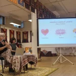 Momento de la Charla sobre psicoterapia, budismo, neurociencia. Modelo INSIGHT LIGHT