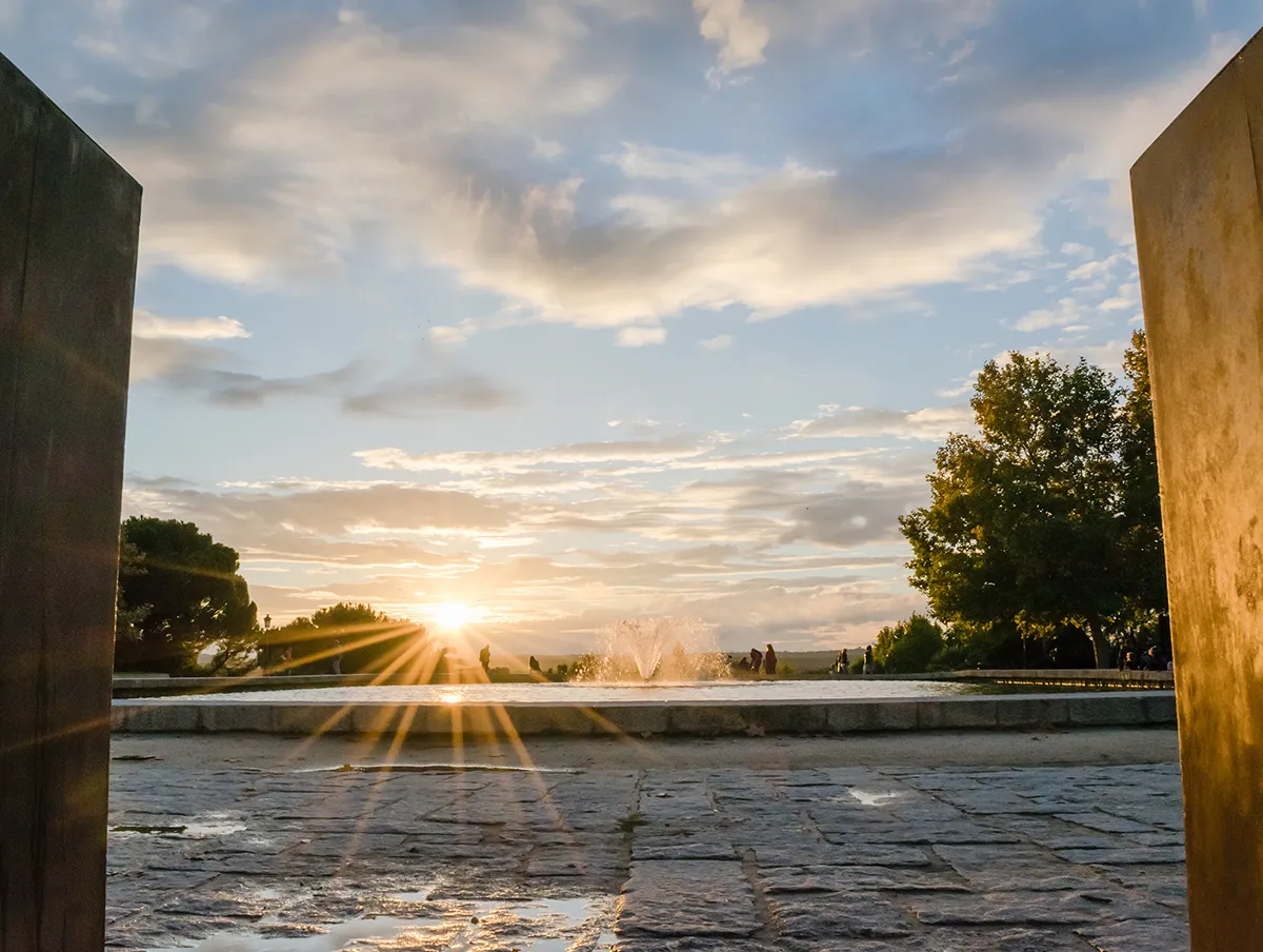 Atardecer en Madrid. Parque en el templo de Debod