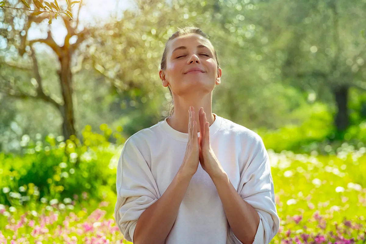 Mujer meditando en el campo