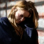 Mujer con sufrimiento emocional