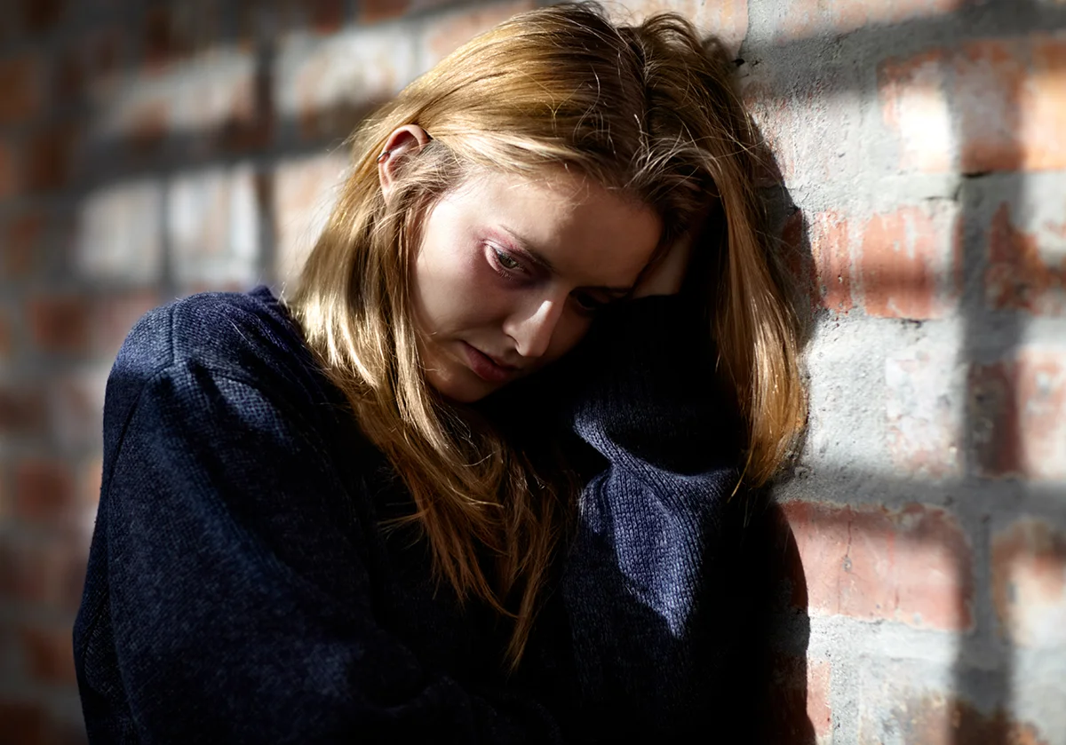 Mujer con sufrimiento emocional