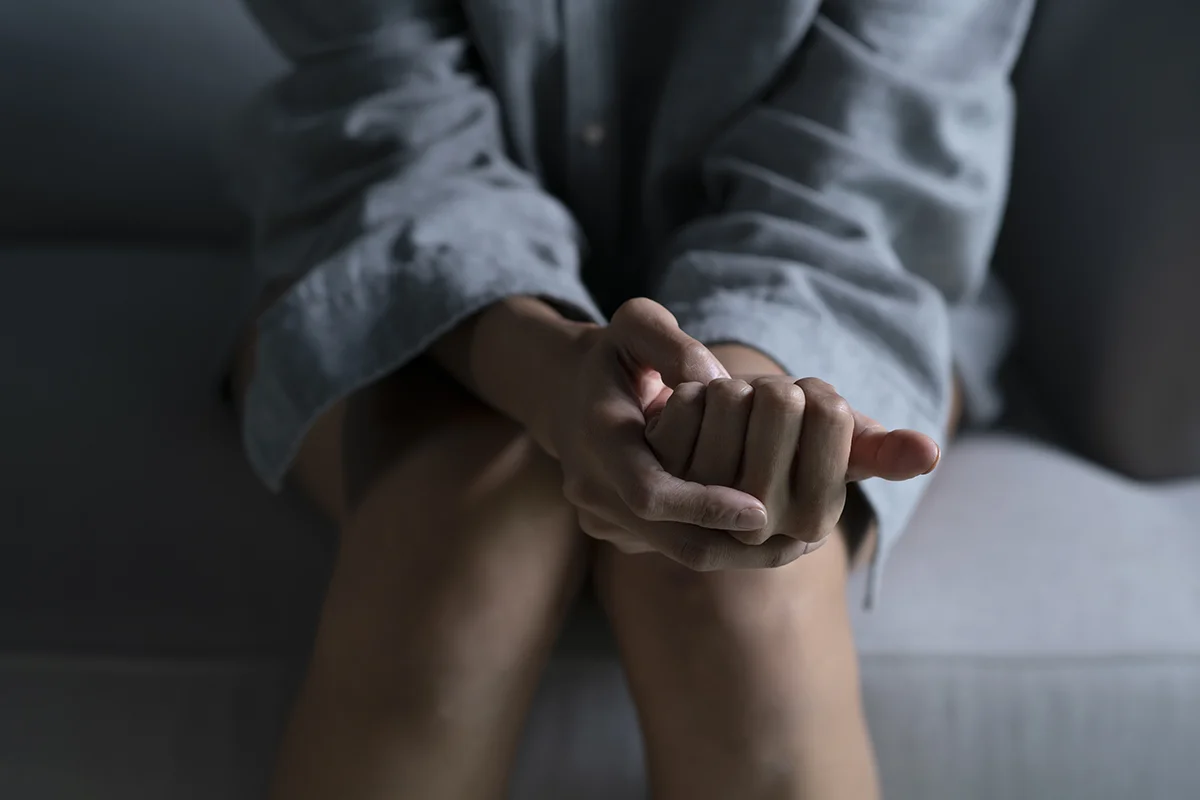 Manos de mujer que sufre mientras cuenta una experiencia dolorosa